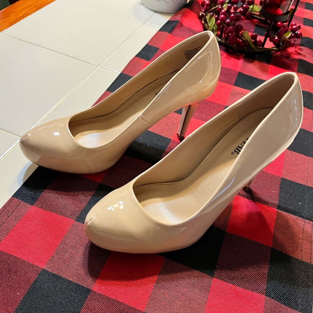 Just fab women’s size 7.5 rounded toe beige high heels